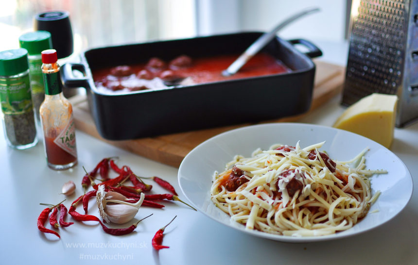 špagety, večera, mäsové guličky, paradajková omáčka, fitrecept, fitness recept, hovädzie mäso, recept, syr, chilli, tabasco