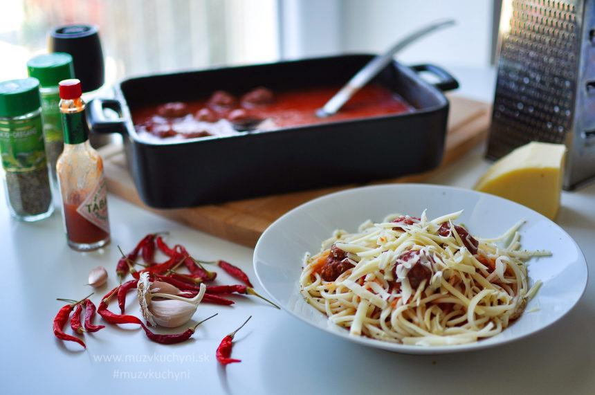 špagety, večera, mäsové guličky, paradajková omáčka, fitrecept, fitness recept, hovädzie mäso, recept, syr, chilli, tabasco