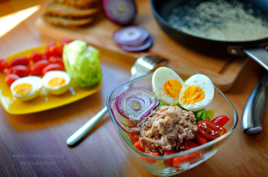 raňajkový šalát, raňajky, vajíčka, tuniak, paradajky, cibuľa, fit recept, fitness recept, chudnutia, chudnúť