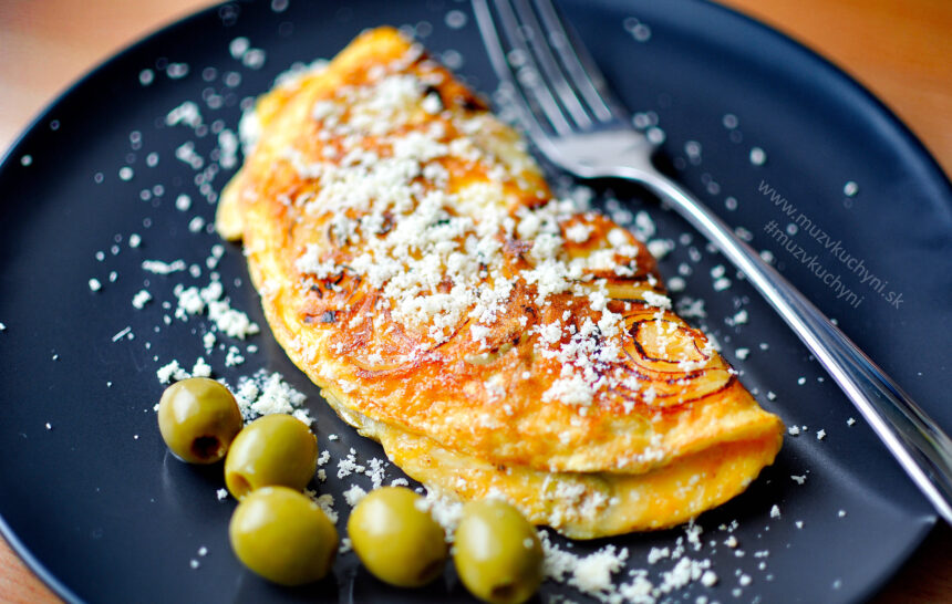 Omeleta s cibulou, olivami a parmezánom